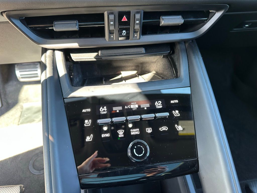 Thumbnail: 2025 Porsche Macan - 25