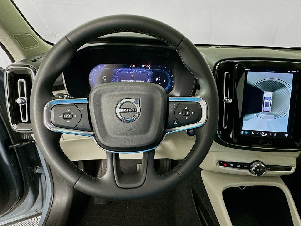 Thumbnail: 2023 Volvo XC40 - 11