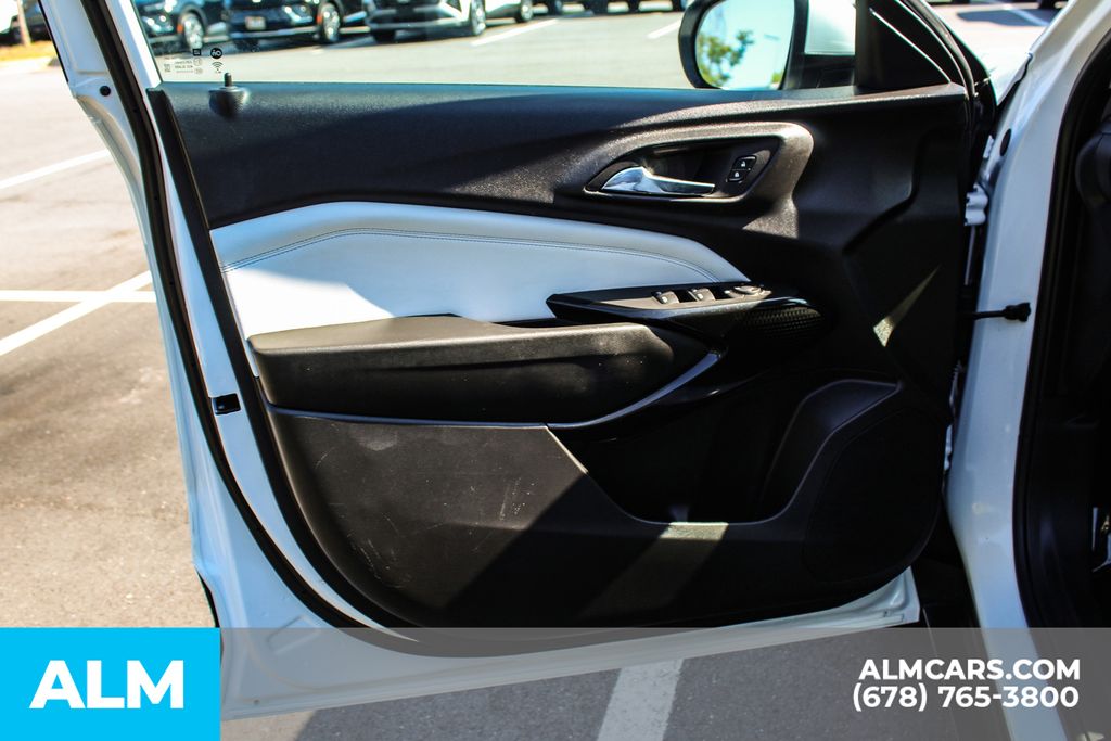 Used 2025 White Chevrolet LT image 33