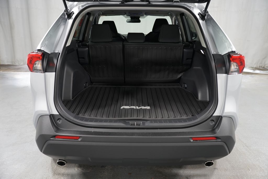 2025 Toyota RAV4 LE 32