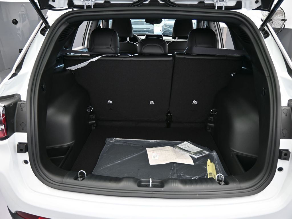 New 2026 Bright White Clearcoat Jeep Latitude image 33