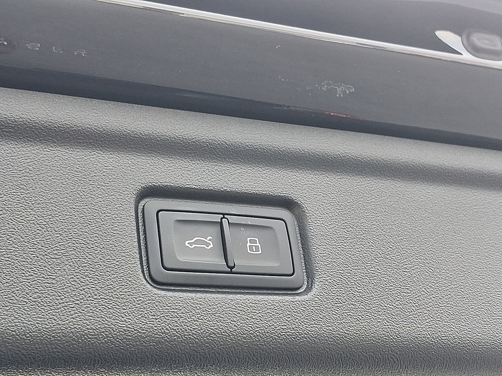 Thumbnail: 2025 Audi e-tron S - 27