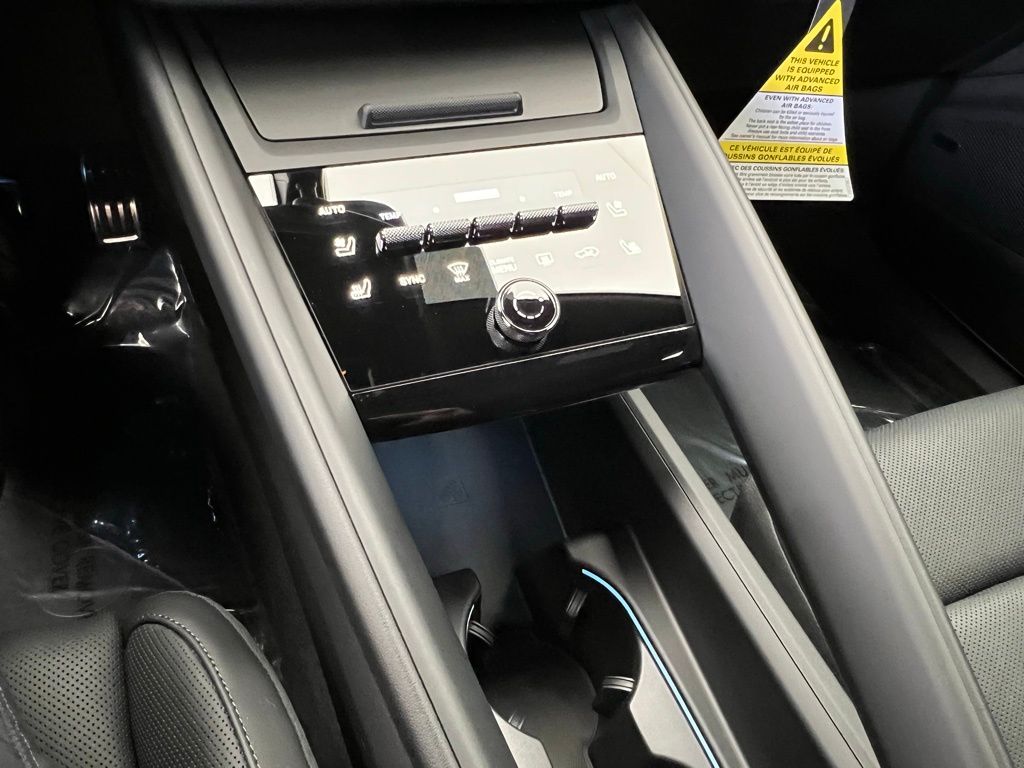 Thumbnail: 2026 Porsche Macan - 11