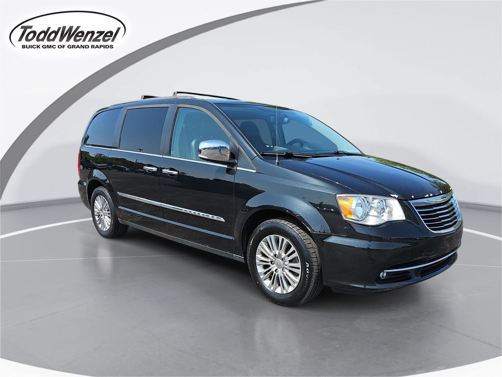 Brilliant Black Crystal Pearlcoat 2016 Chrysler Town & Country Minivan Front-Wheel Drive 6-Speed Automatic