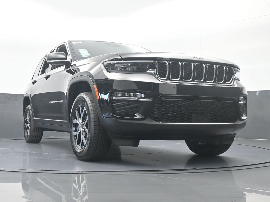 Used 2025 Diamond Black Crystal Pearlcoat Jeep Limited image 52
