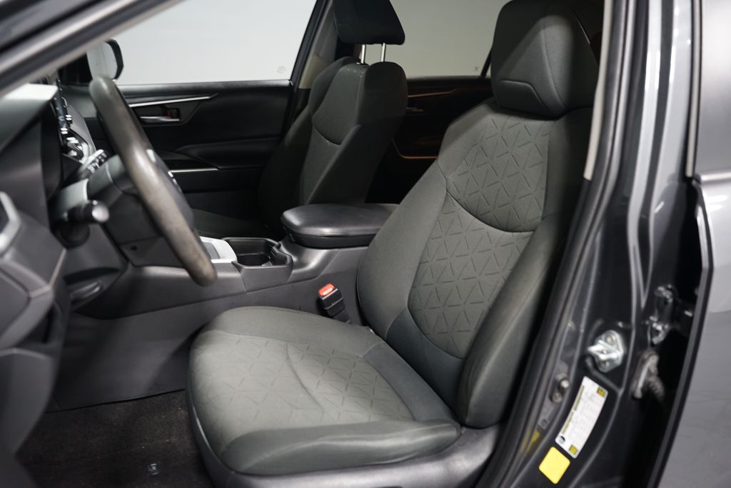Thumbnail: 2021 Toyota RAV4 - 6