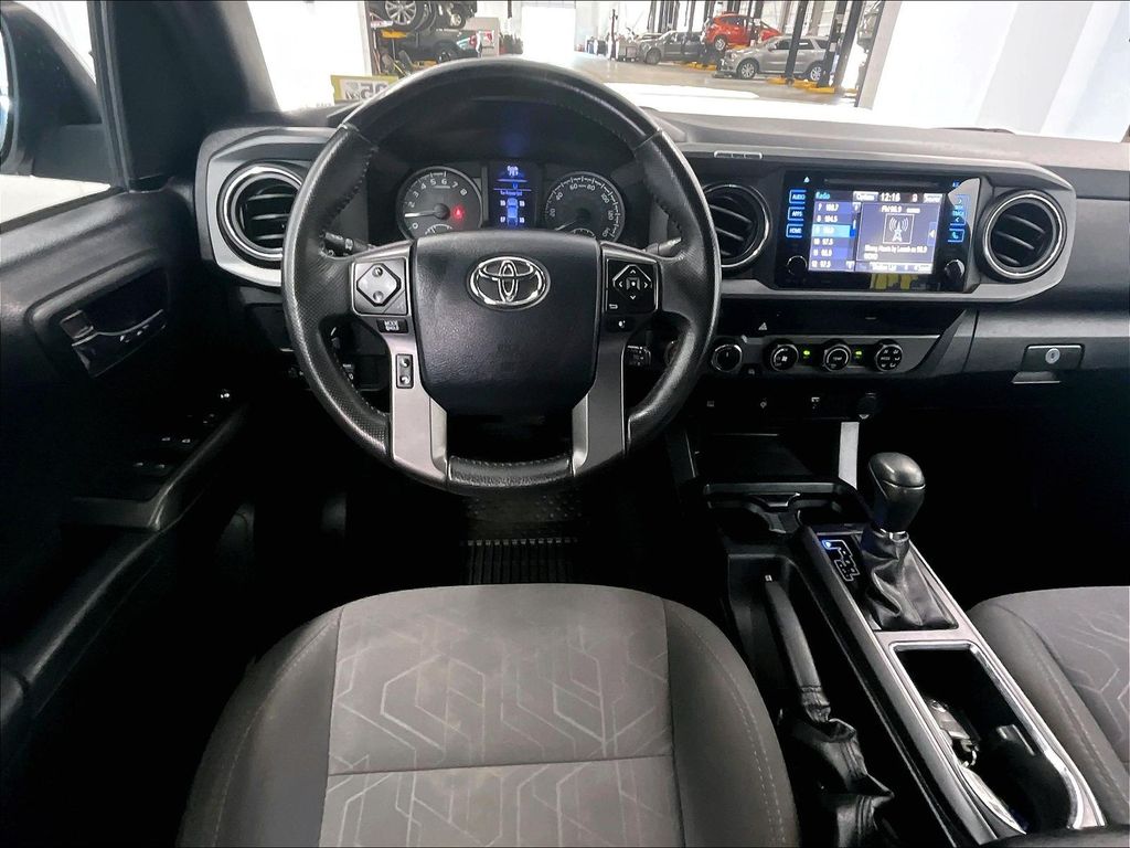 2017 Toyota Tacoma — photo 17