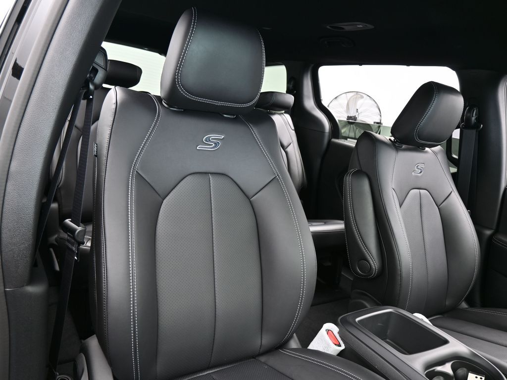 New 2026 Diamond Black Crystal Pearlcoat Chrysler Select image 45