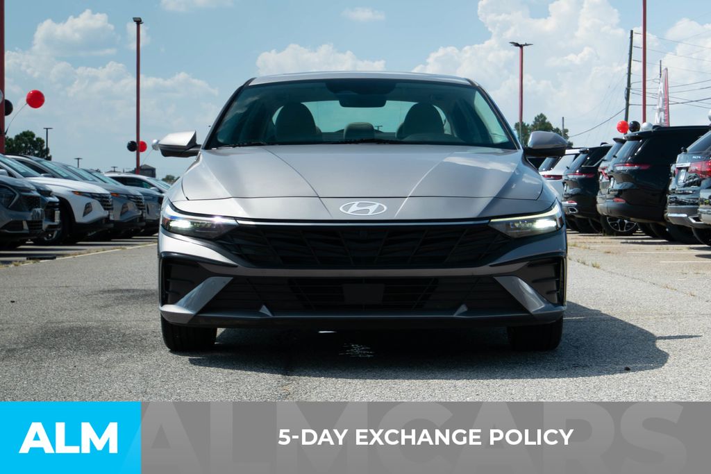 2024 Hyundai Elantra Limited photo 3