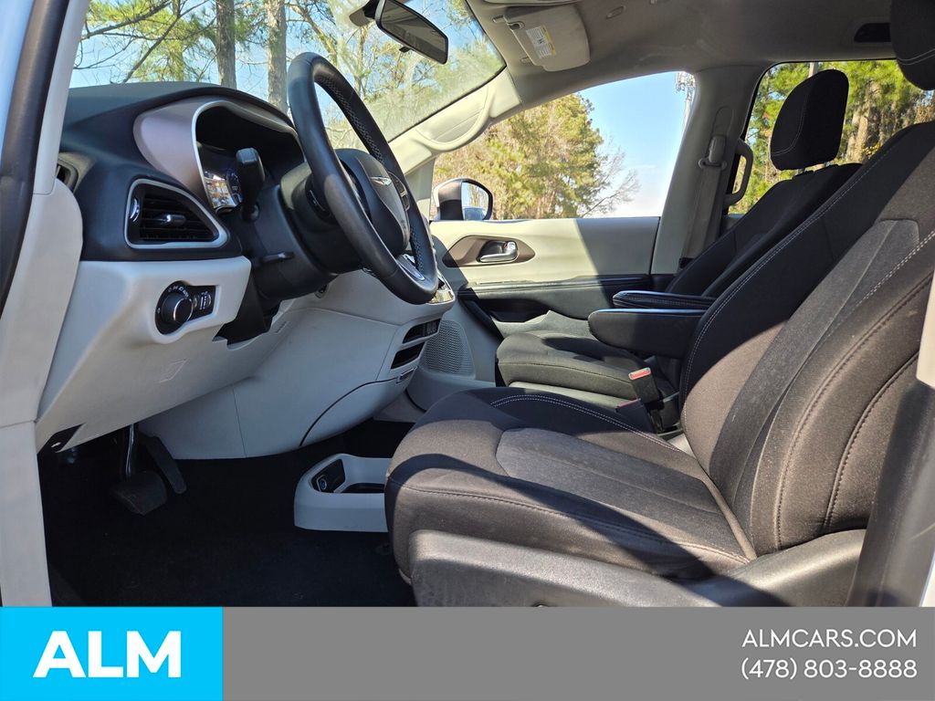 Used 2022 White Chrysler LX image 4