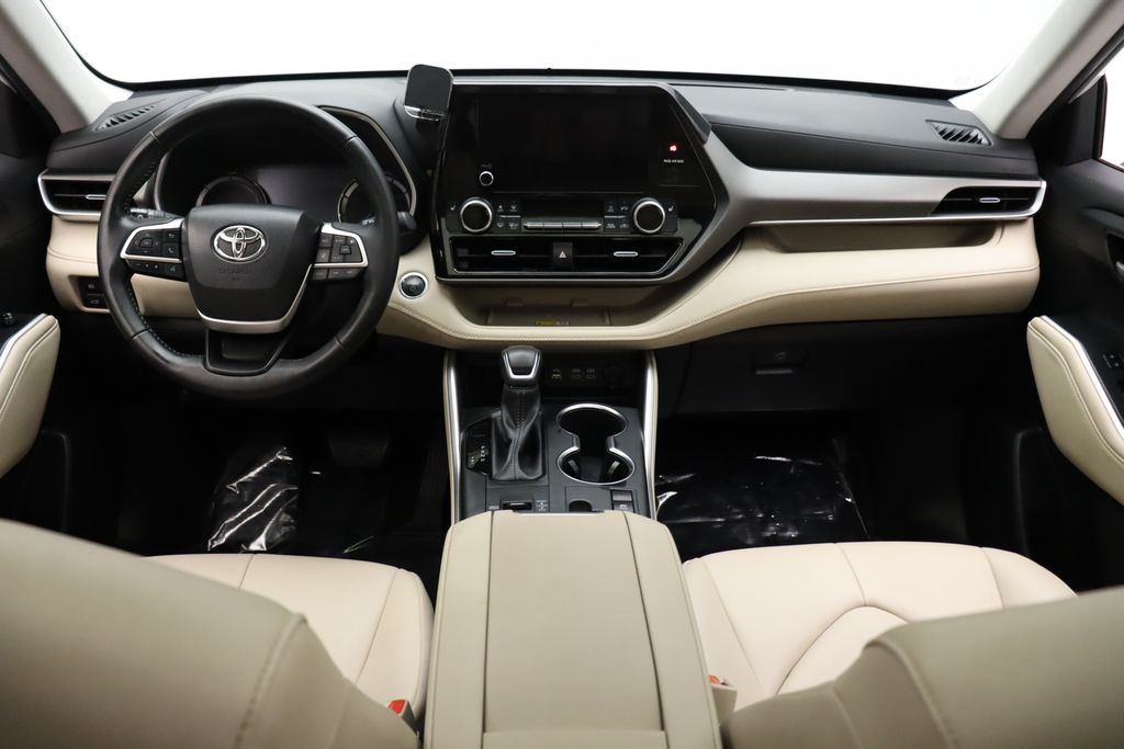Thumbnail: 2023 Toyota Highlander - 24