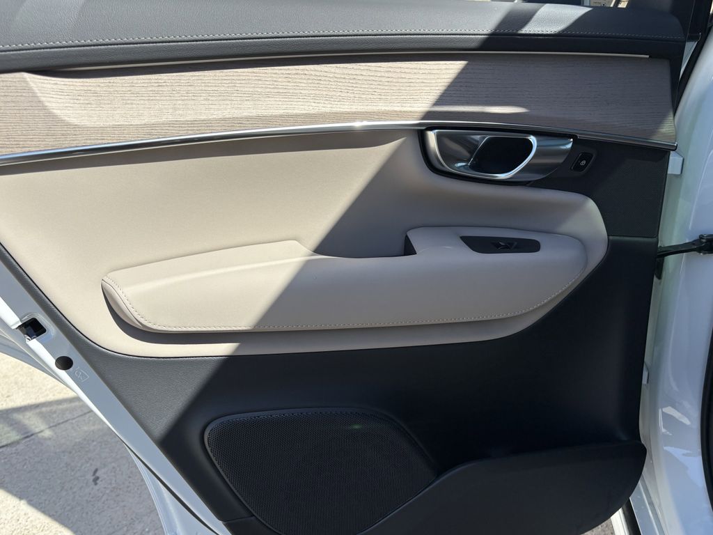 New 2026 Crystal White Volvo B6 Plus 7-Seater image 24