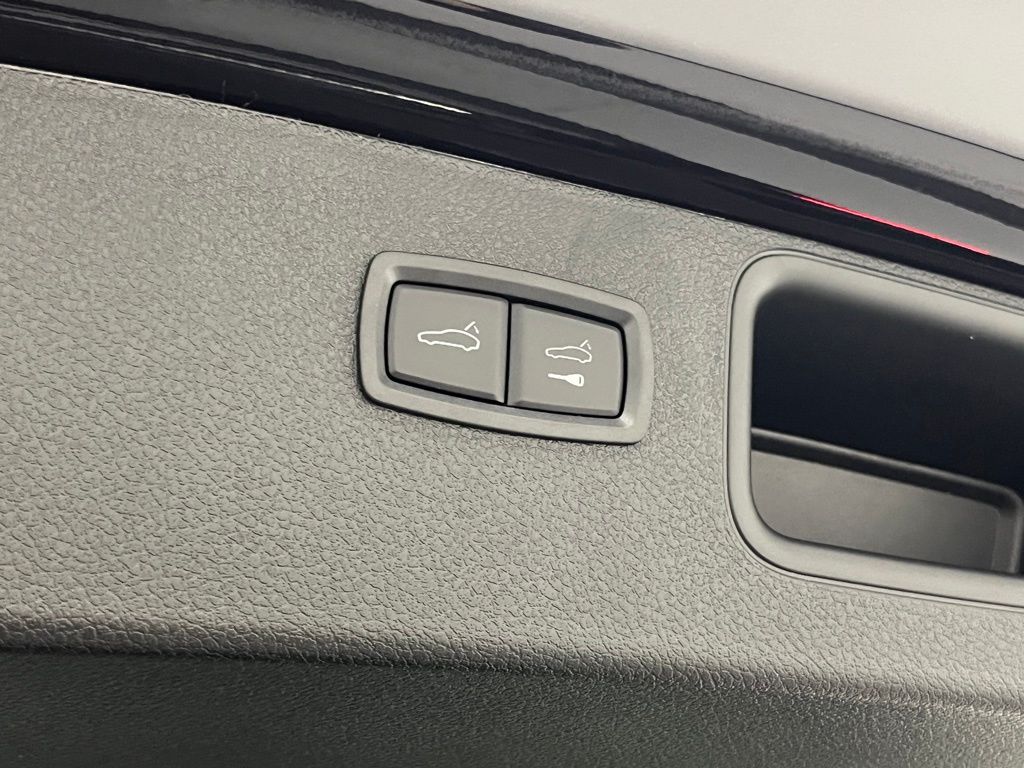 Thumbnail: 2026 Porsche Macan - 26