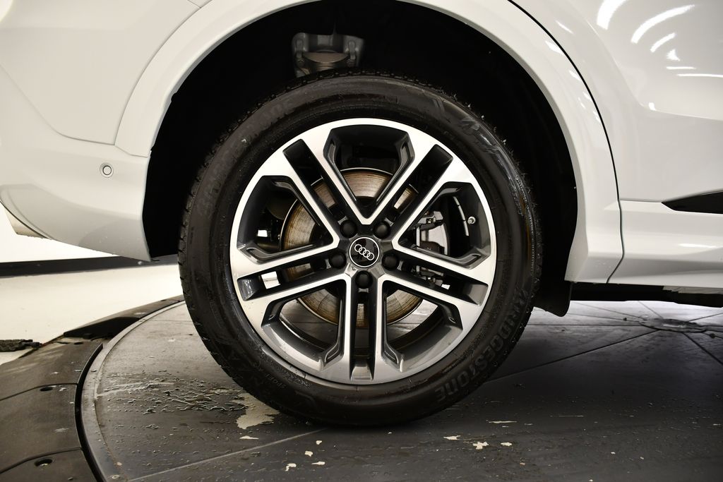 Thumbnail: 2025 Audi Q5 - 15