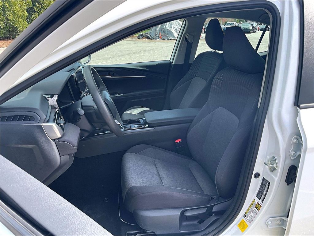 2025 Toyota Camry — photo 10
