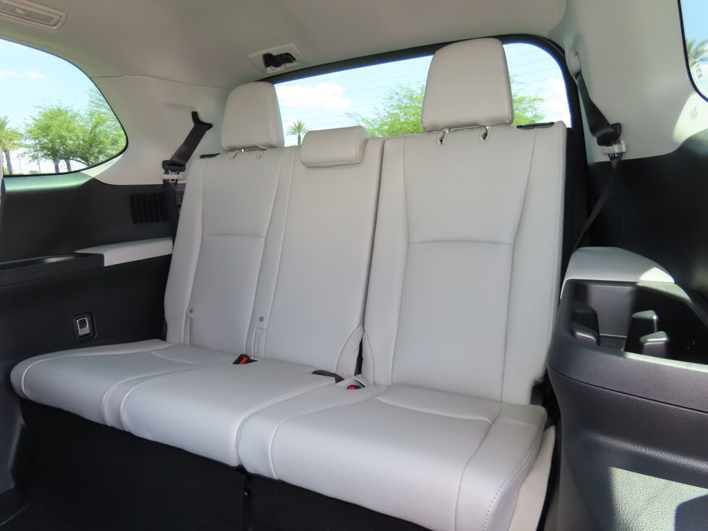 2025 Toyota Grand Highlander Limited 22