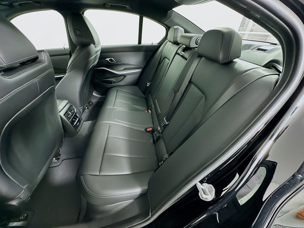 2025 BMW 3 Series 330i 17