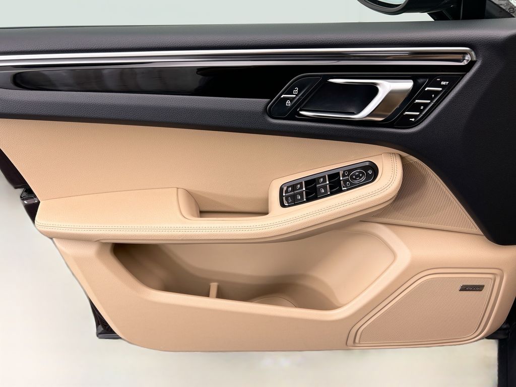 Thumbnail: 2026 Porsche Macan - 25