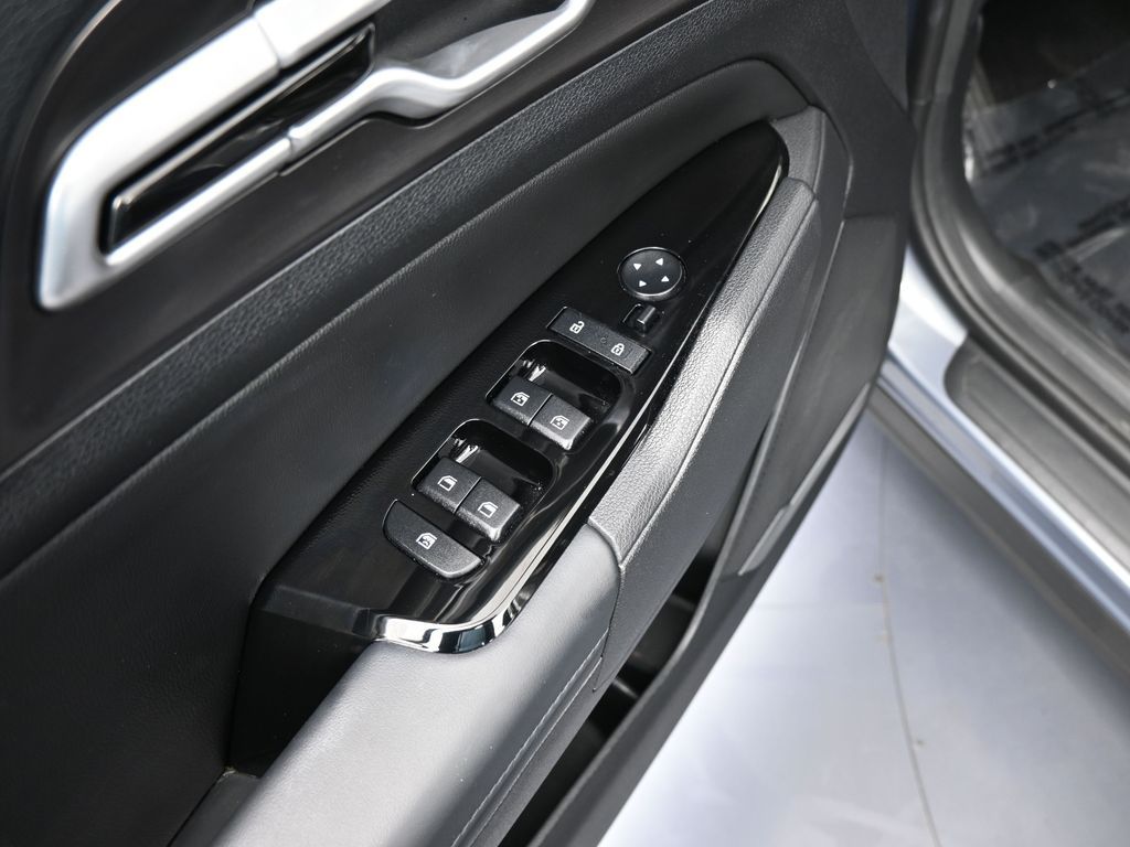 Used 2025 Everlasting Silver Kia EX image 13
