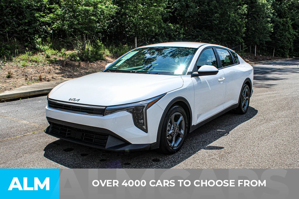 Used 2025 White Kia LXS image 3