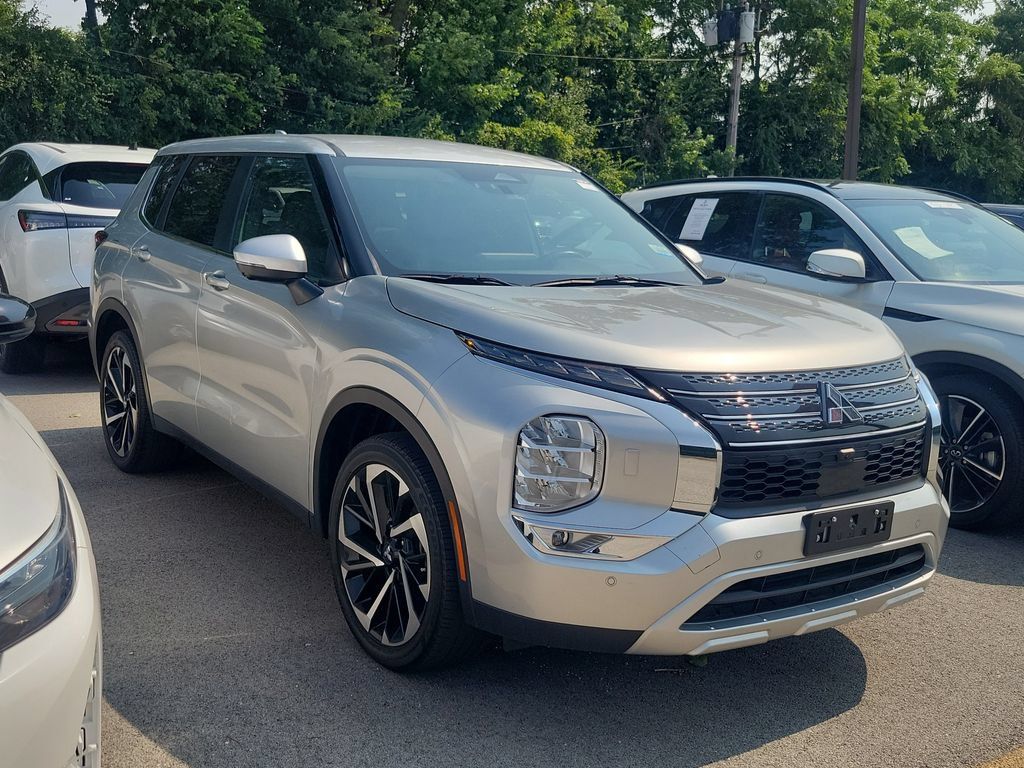Silver 2024 Mitsubishi Outlander SUV / Crossover All-Wheel Drive Continuously Variable Transmission