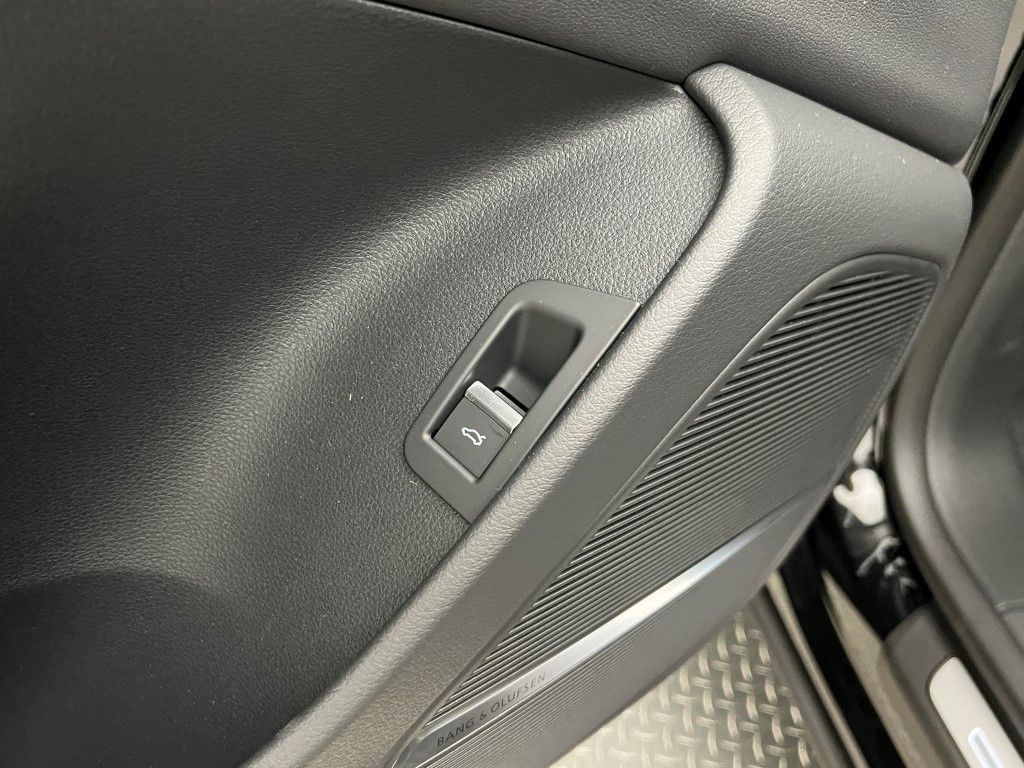 Thumbnail: 2026 Audi Q8 - 26