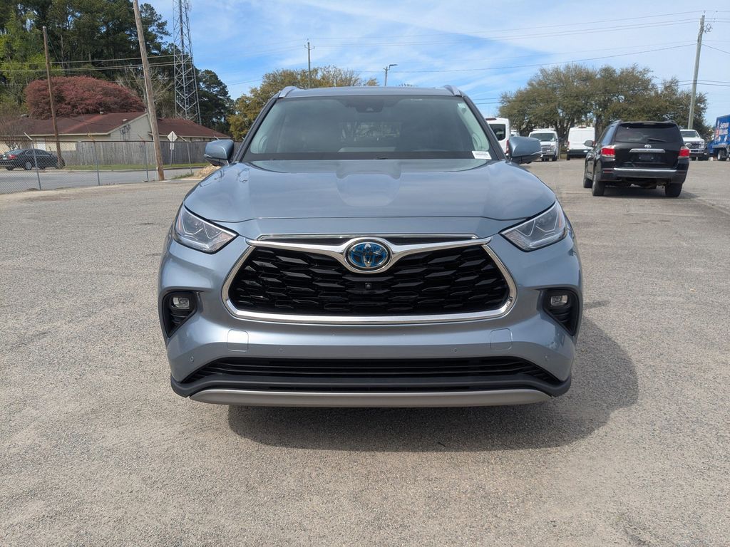 2023 Toyota Highlander Hybrid Platinum