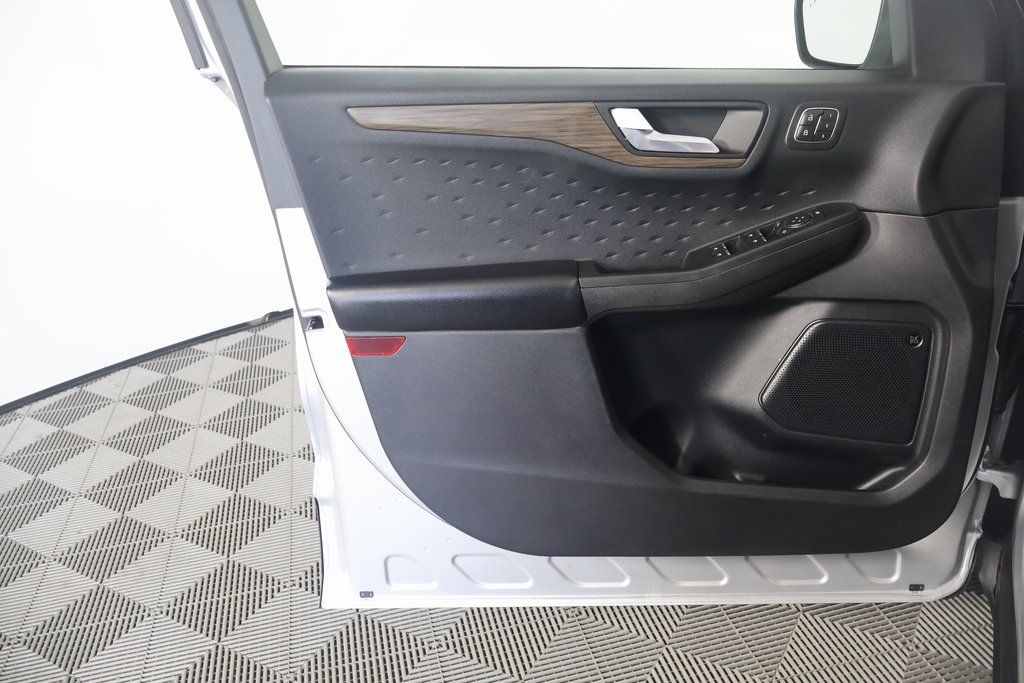 2020 Ford Escape Titanium Hybrid 12