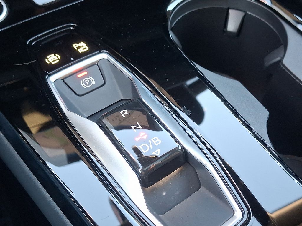 Thumbnail: 2025 Audi Q6 e-tron - 15