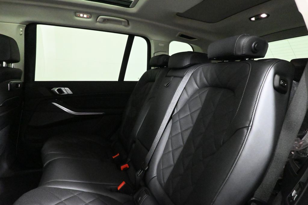Thumbnail: 2025 BMW X7 - 4