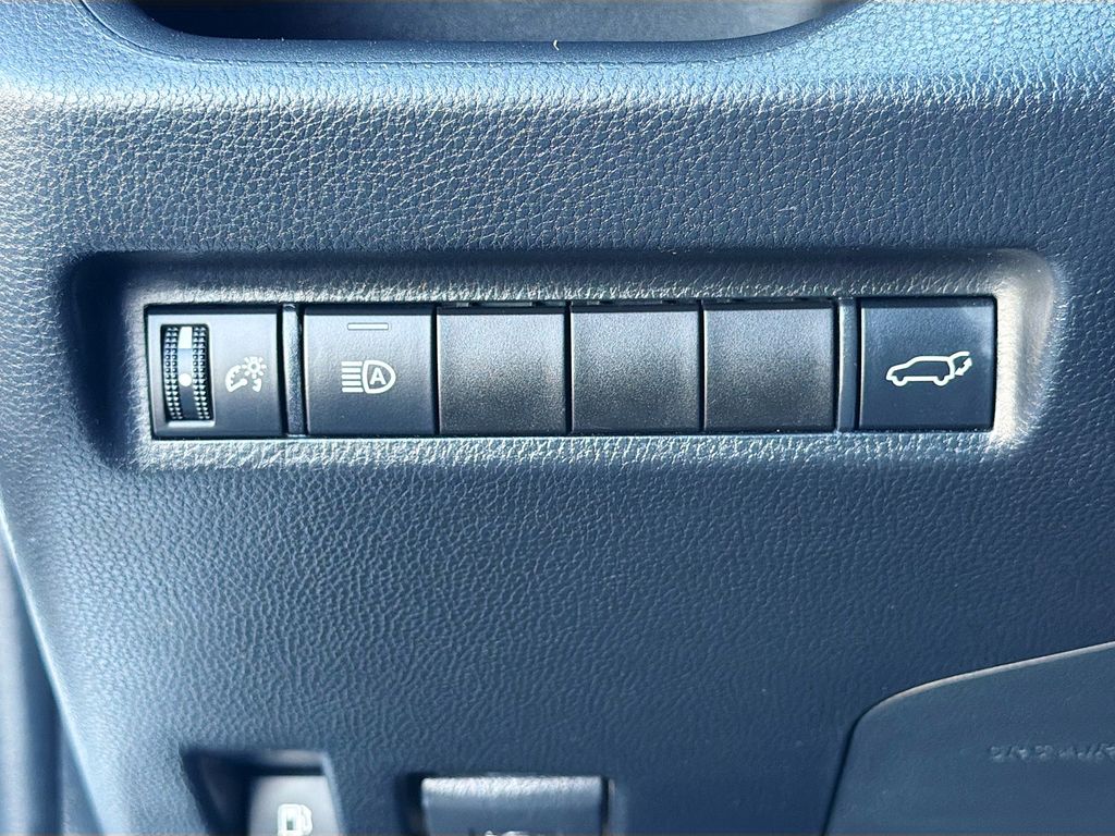 Thumbnail: 2022 Toyota RAV4 - 10