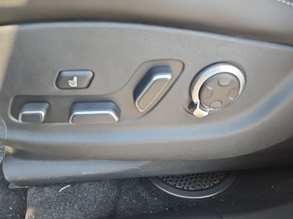 2025 Genesis GV70  16