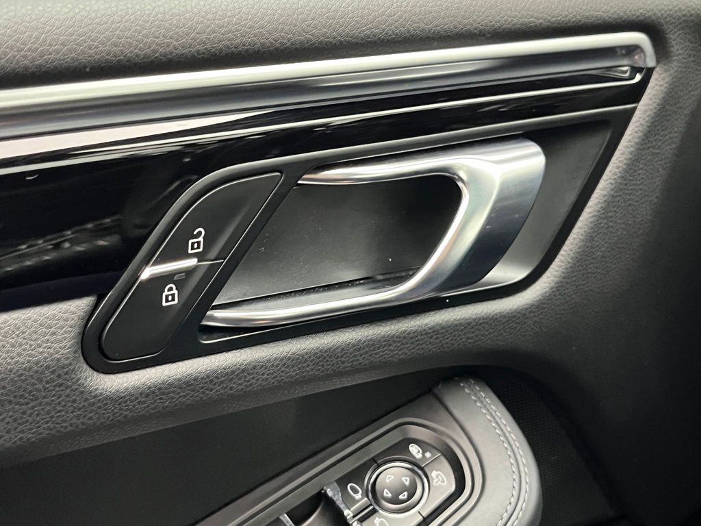 Thumbnail: 2021 Porsche Macan - 25