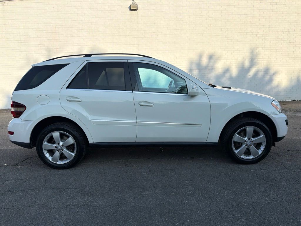 Arctic White 2010 Mercedes-Benz M-Class SUV / Crossover Rear-Wheel Drive 7-Speed Automatic