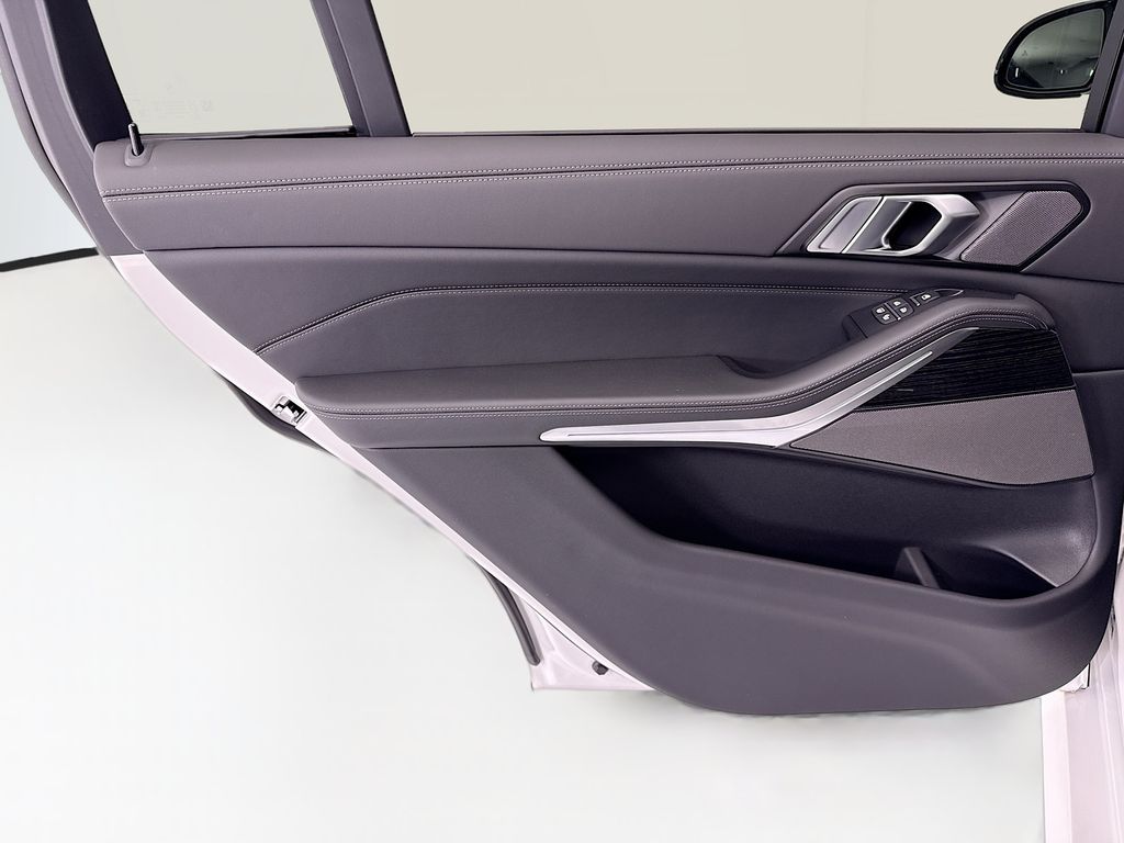 Thumbnail: 2027 BMW X7 - 25