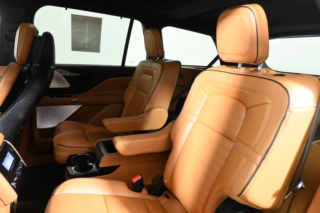 Thumbnail: 2023 Lincoln Aviator - 4