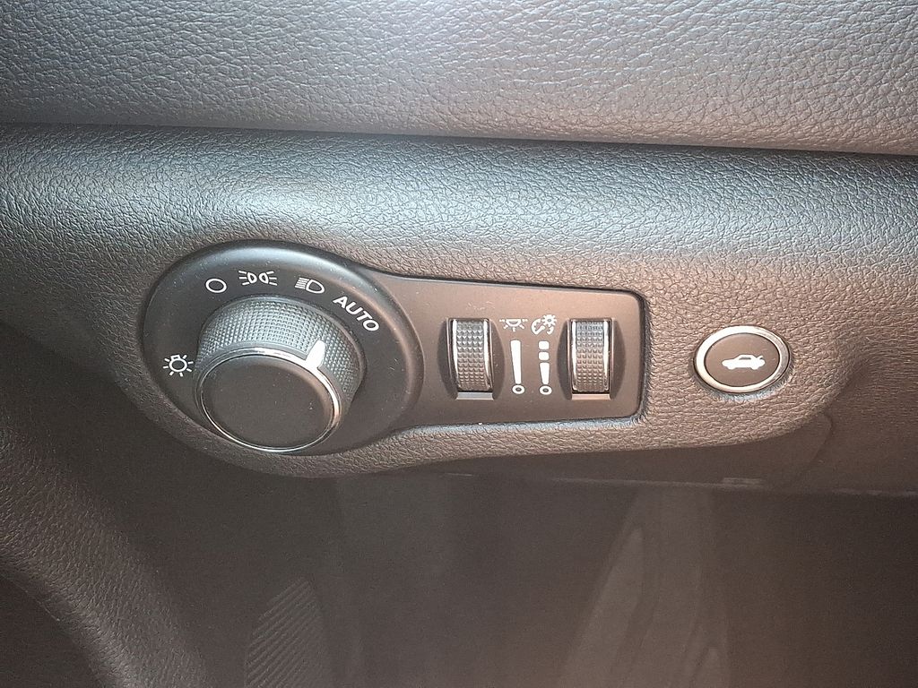 2015 Chrysler 200 Limited 22