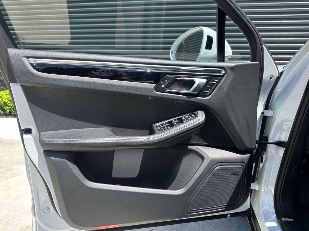 Thumbnail: 2025 Porsche Macan - 14