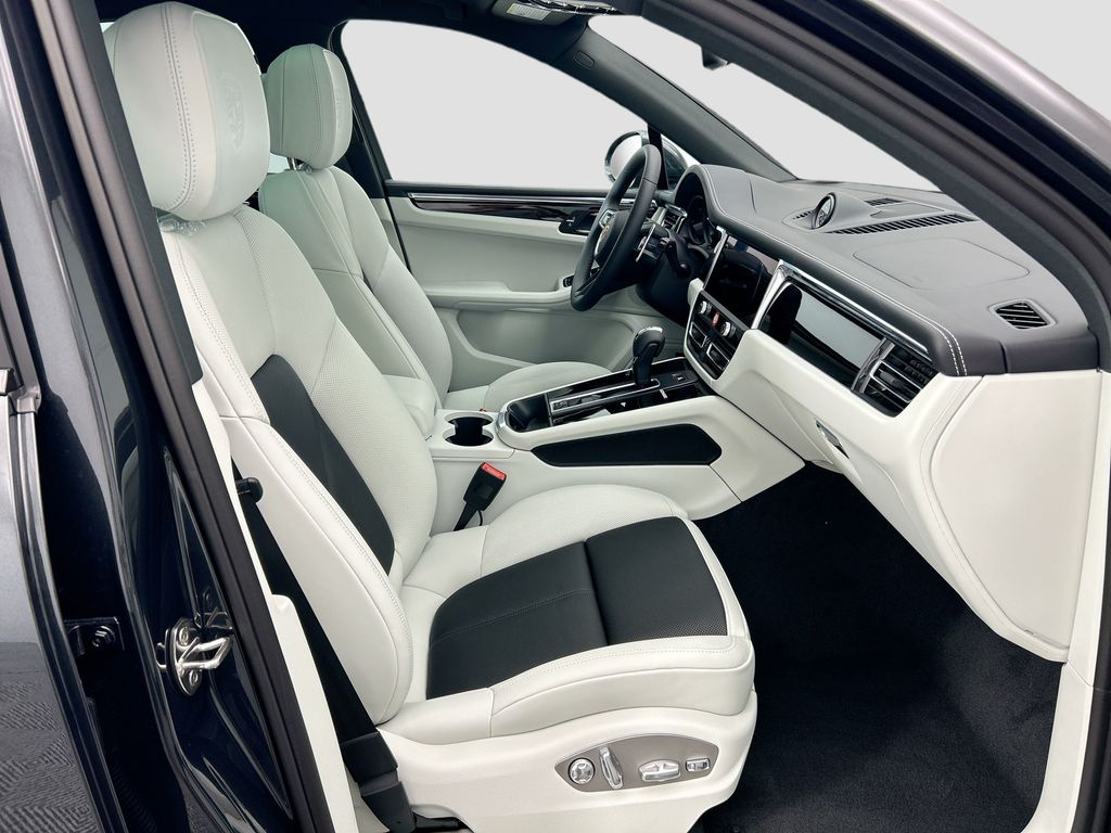 Thumbnail: 2026 Porsche Macan - 22