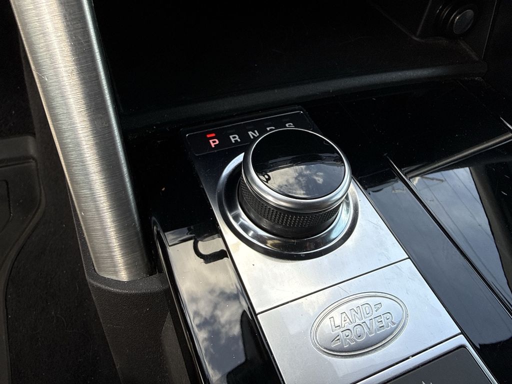 Thumbnail: 2018 Land Rover Discovery - 20