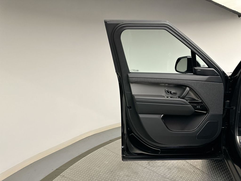 2025 Land Rover Range Rover Sport SE 9