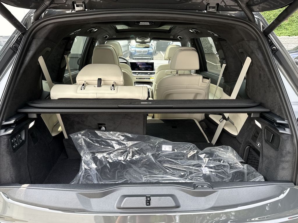 Thumbnail: 2027 BMW X7 - 25