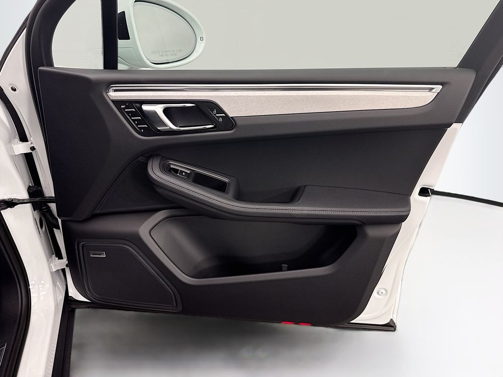 Thumbnail: 2026 Porsche Macan - 26