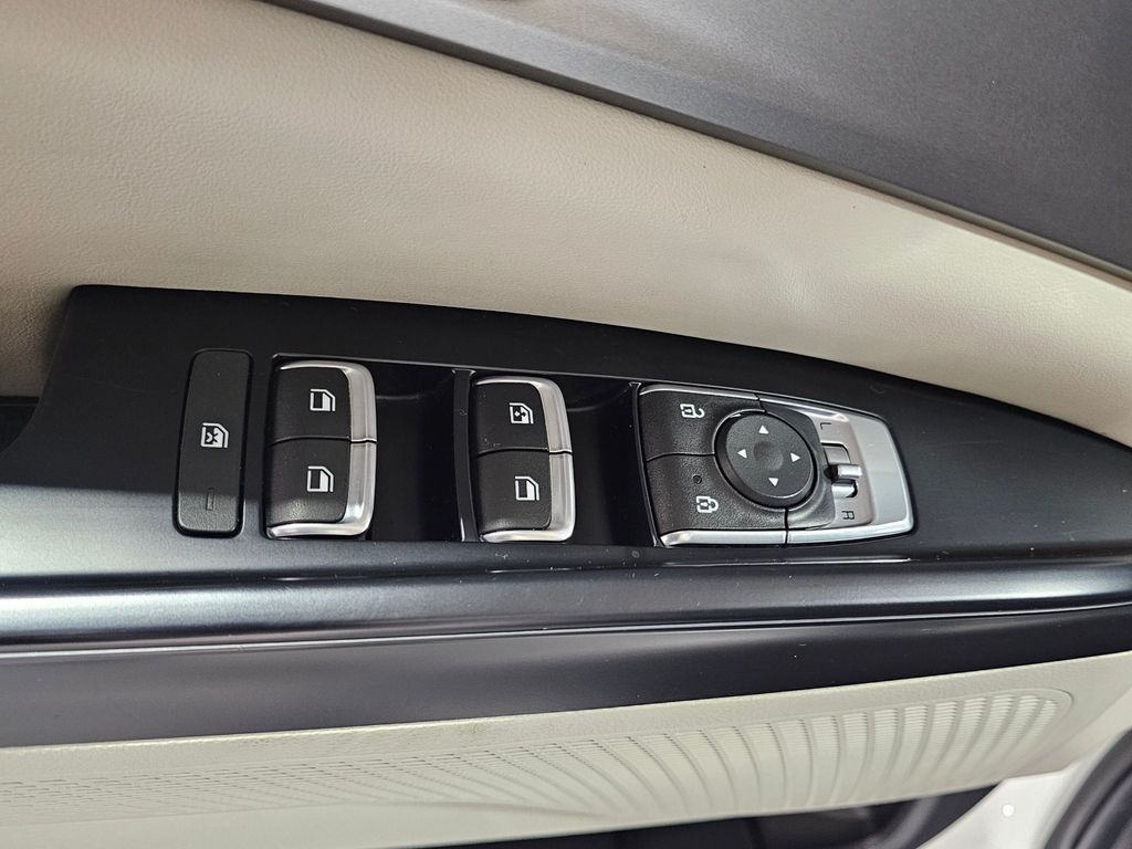 Used 2024 White Kia LX image 22