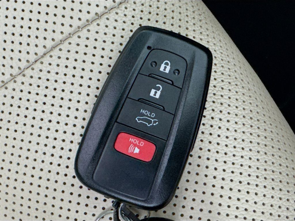 Used Car 2022 Toyota Highlander Hybrid  Limited For Sale Under $40,000 In Austin, Texas