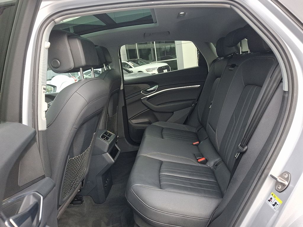 Thumbnail: 2021 Audi e-tron GT - 10