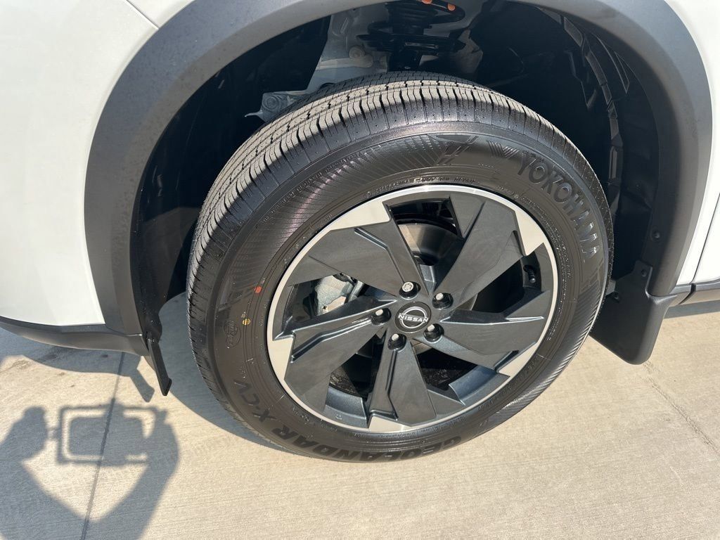 2025 Everest White Pearl Nissan Rogue SV FWD SUV