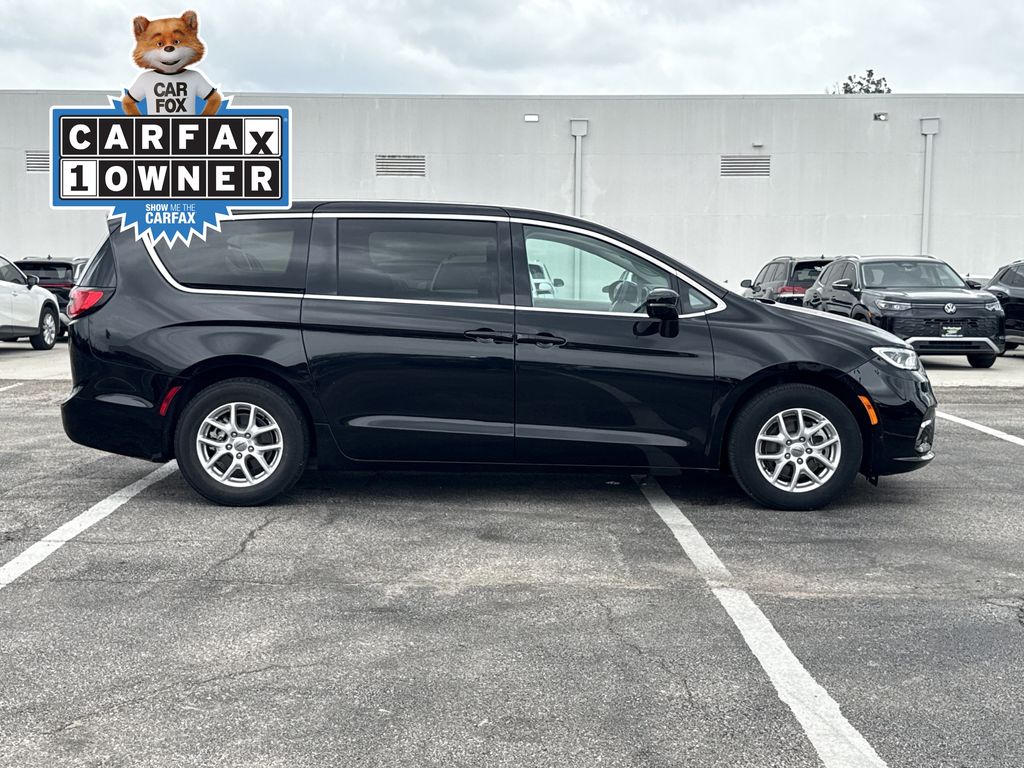 2024 Chrysler Pacifica Touring L - 3