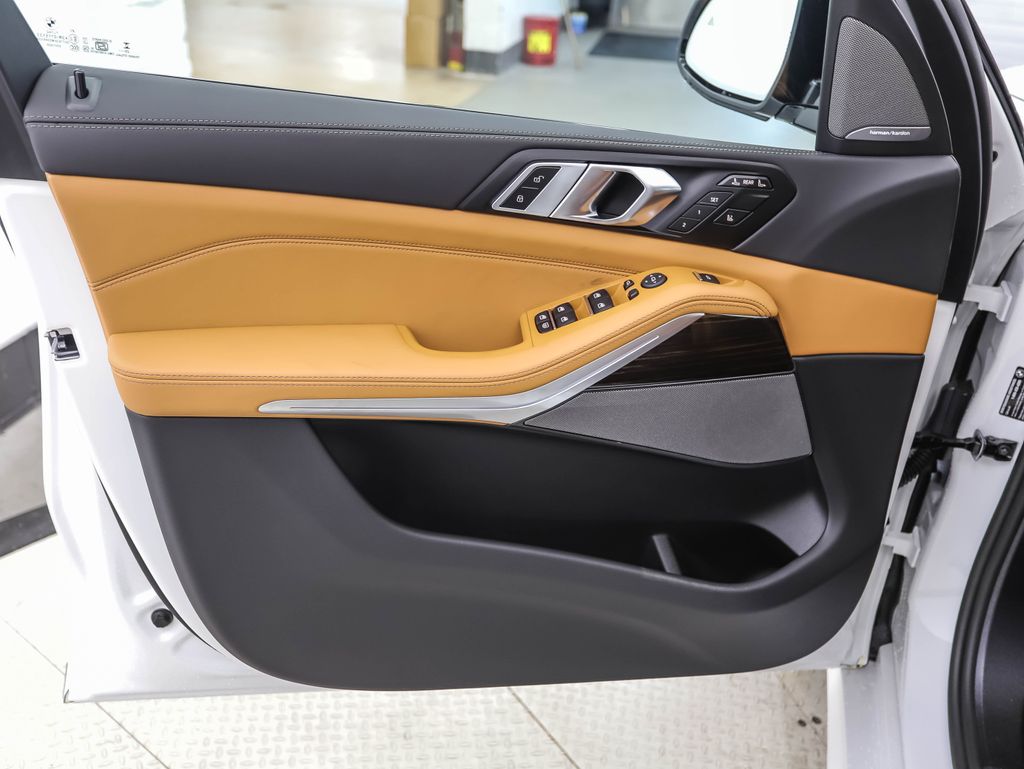 Thumbnail: 2026 BMW X7 - 9