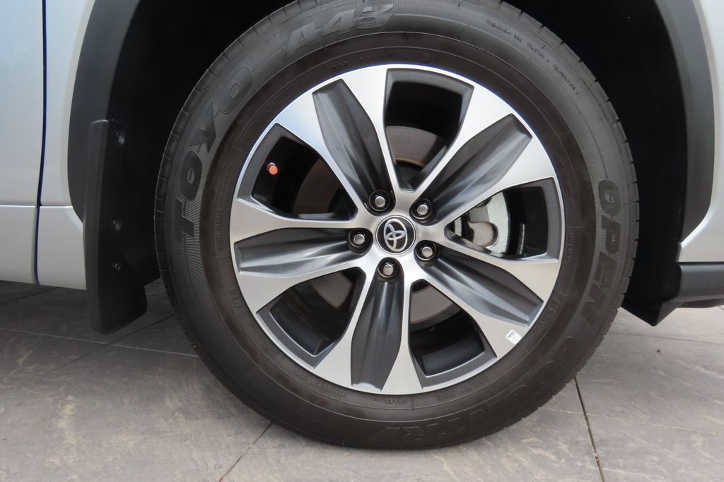 Thumbnail: 2023 Toyota Highlander - 32